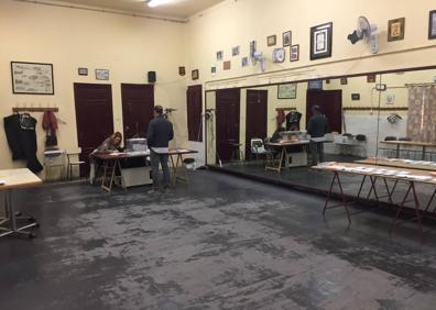 Imagen secundaria 1 - IES Zaidín Vergeles, el centro de bailes regionales y detalle de una mano, antes de tomar la decisión. 