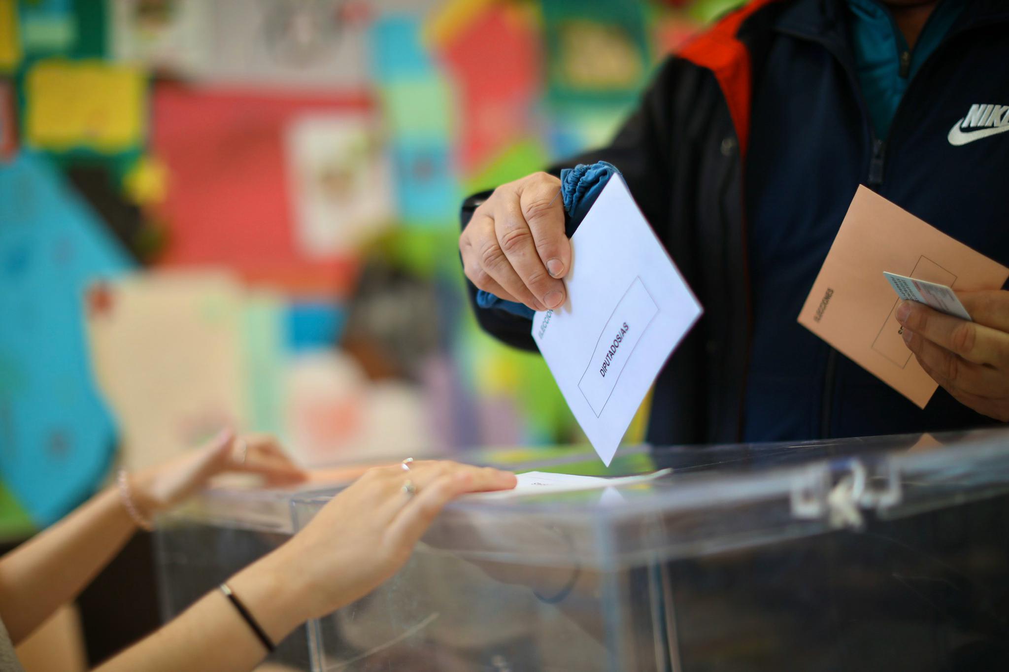 Desde las nueve de la mañana hasta las ocho de la tarde de este domingo, 775.007 granadinos podrán depositar en sus correspondientes mesas electorales -un total de 1.100- las papeletas con su sufragio al Congreso y el Senado