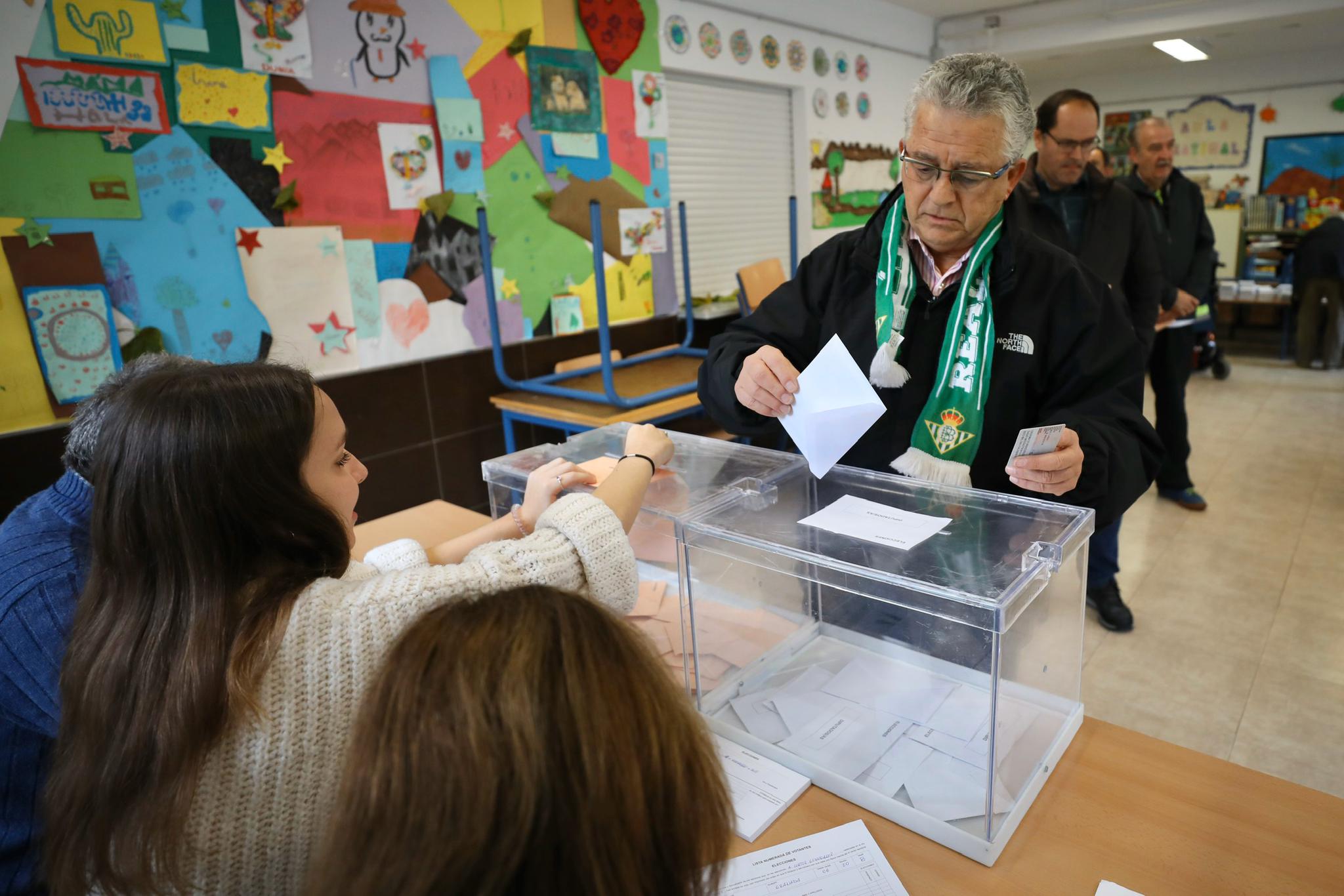 Desde las nueve de la mañana hasta las ocho de la tarde de este domingo, 775.007 granadinos podrán depositar en sus correspondientes mesas electorales -un total de 1.100- las papeletas con su sufragio al Congreso y el Senado