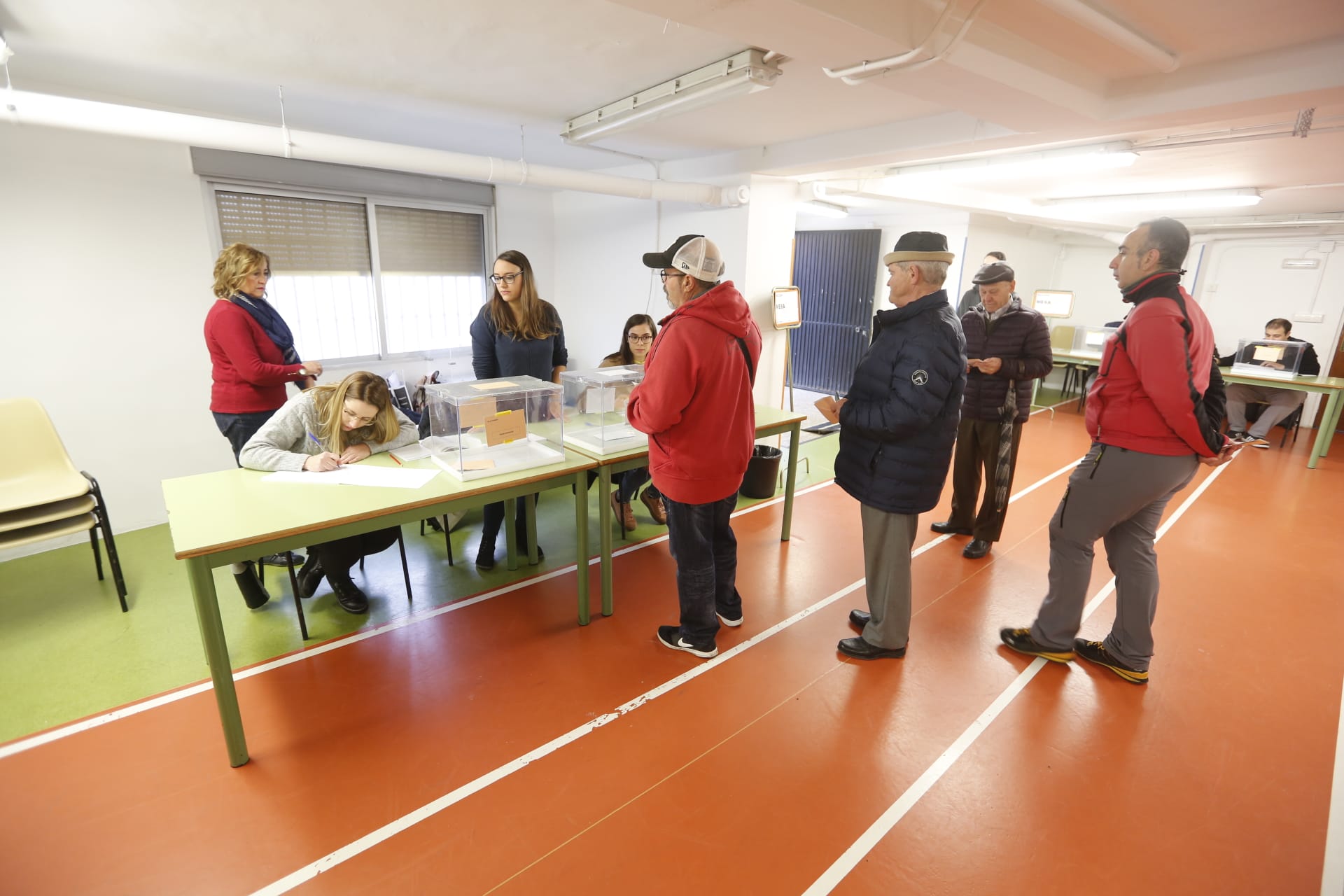 Desde las nueve de la mañana hasta las ocho de la tarde de este domingo, 775.007 granadinos podrán depositar en sus correspondientes mesas electorales -un total de 1.100- las papeletas con su sufragio al Congreso y el Senado