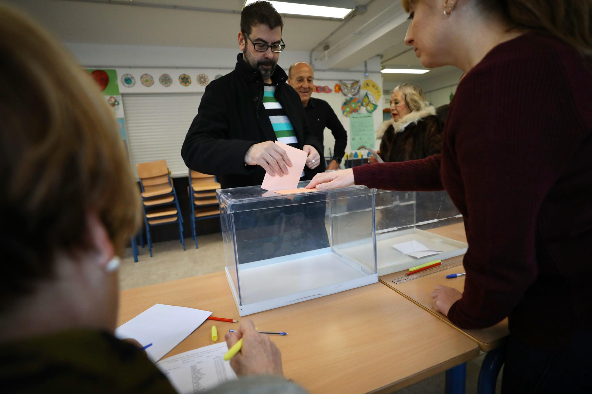 Desde las nueve de la mañana hasta las ocho de la tarde de este domingo, 775.007 granadinos podrán depositar en sus correspondientes mesas electorales -un total de 1.100- las papeletas con su sufragio al Congreso y el Senado