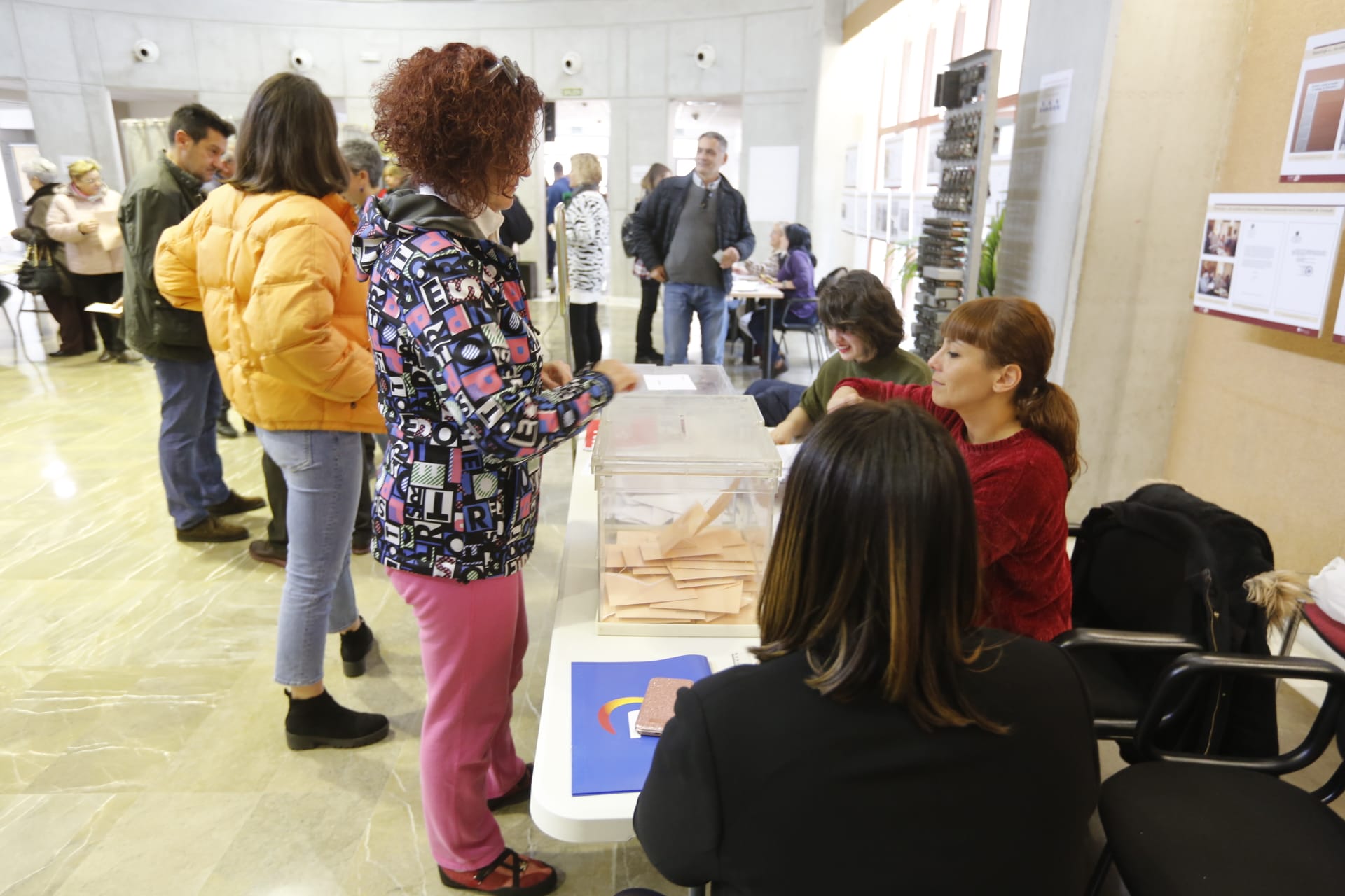 Desde las nueve de la mañana hasta las ocho de la tarde de este domingo, 775.007 granadinos podrán depositar en sus correspondientes mesas electorales -un total de 1.100- las papeletas con su sufragio al Congreso y el Senado