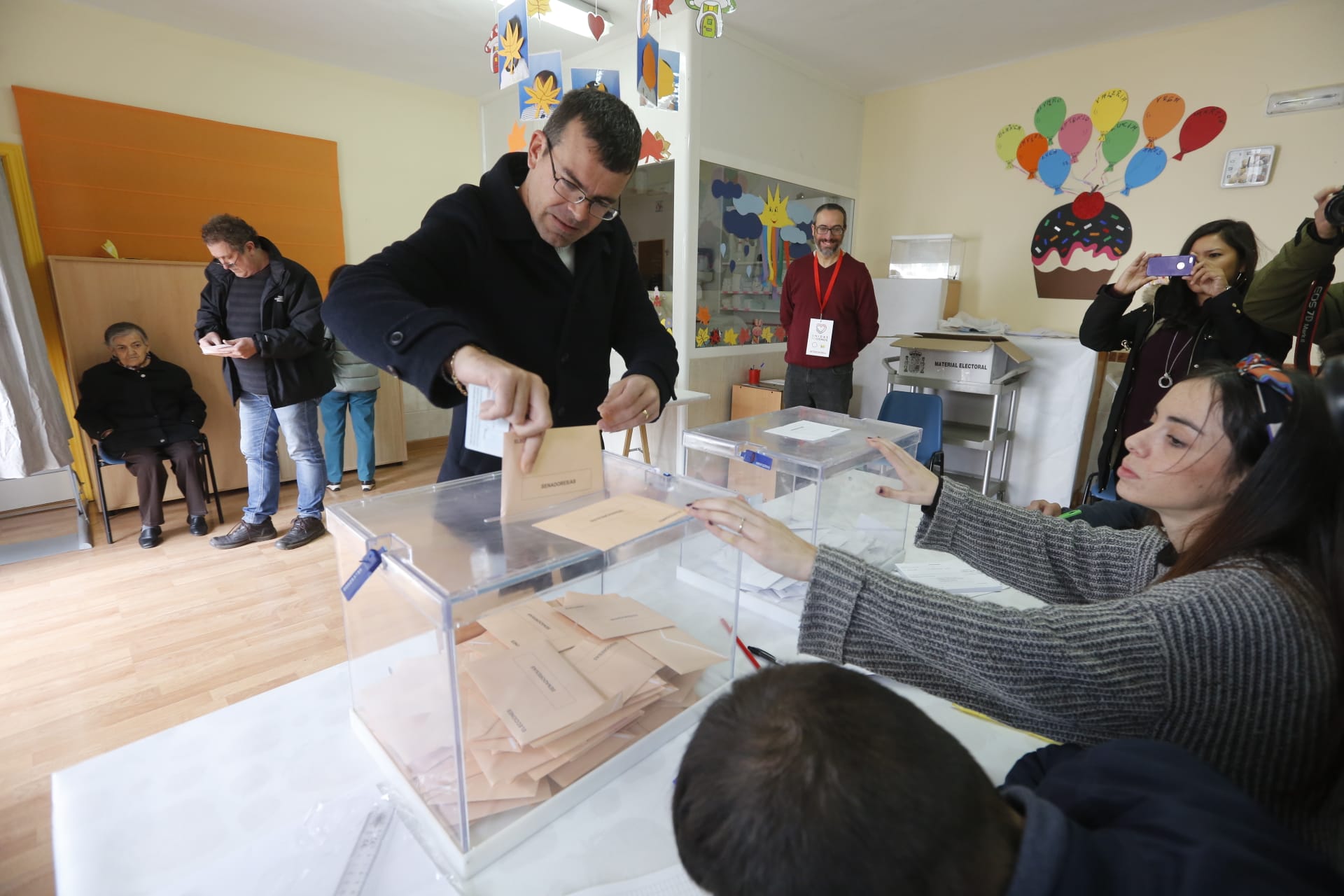 Desde las nueve de la mañana hasta las ocho de la tarde de este domingo, 775.007 granadinos podrán depositar en sus correspondientes mesas electorales -un total de 1.100- las papeletas con su sufragio al Congreso y el Senado