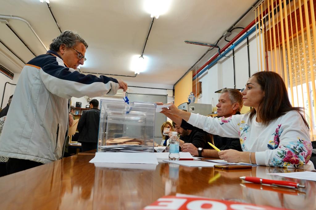 Desde las nueve de la mañana hasta las ocho de la tarde de este domingo, 775.007 granadinos podrán depositar en sus correspondientes mesas electorales -un total de 1.100- las papeletas con su sufragio al Congreso y el Senado