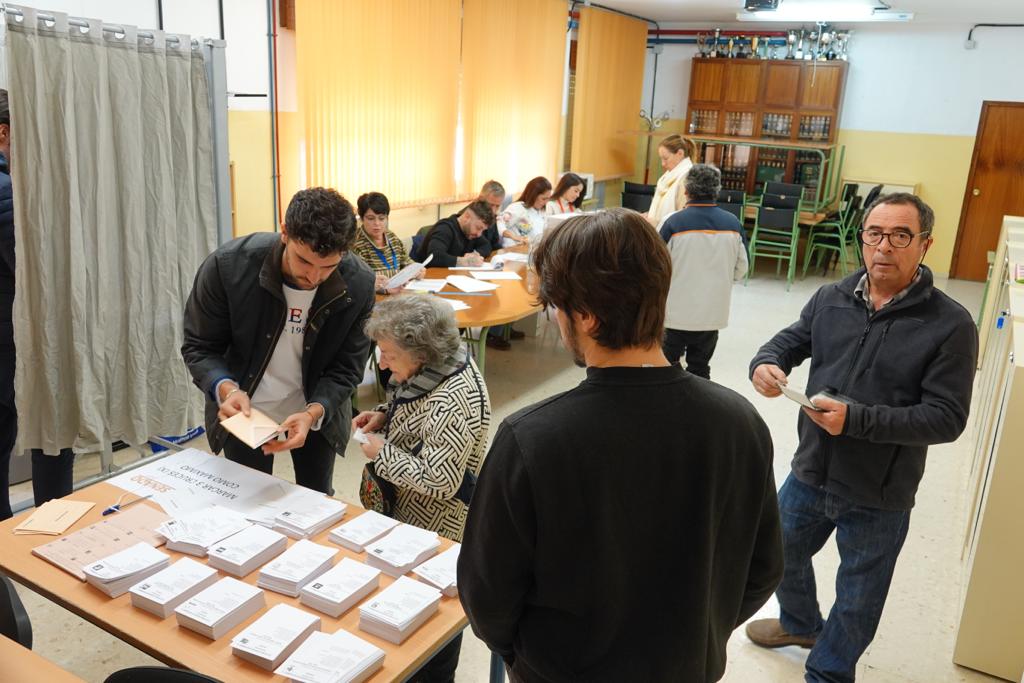 Desde las nueve de la mañana hasta las ocho de la tarde de este domingo, 775.007 granadinos podrán depositar en sus correspondientes mesas electorales -un total de 1.100- las papeletas con su sufragio al Congreso y el Senado