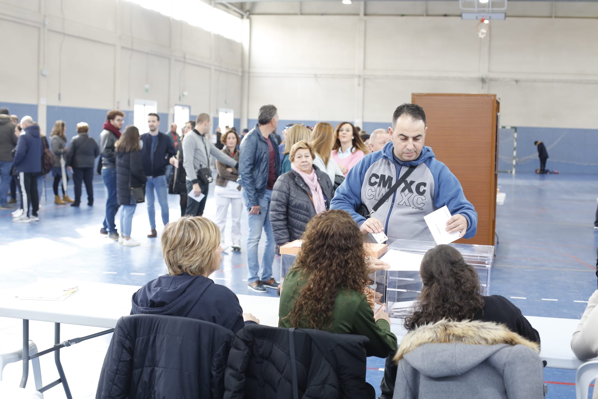 Desde las nueve de la mañana hasta las ocho de la tarde de este domingo, 775.007 granadinos podrán depositar en sus correspondientes mesas electorales -un total de 1.100- las papeletas con su sufragio al Congreso y el Senado