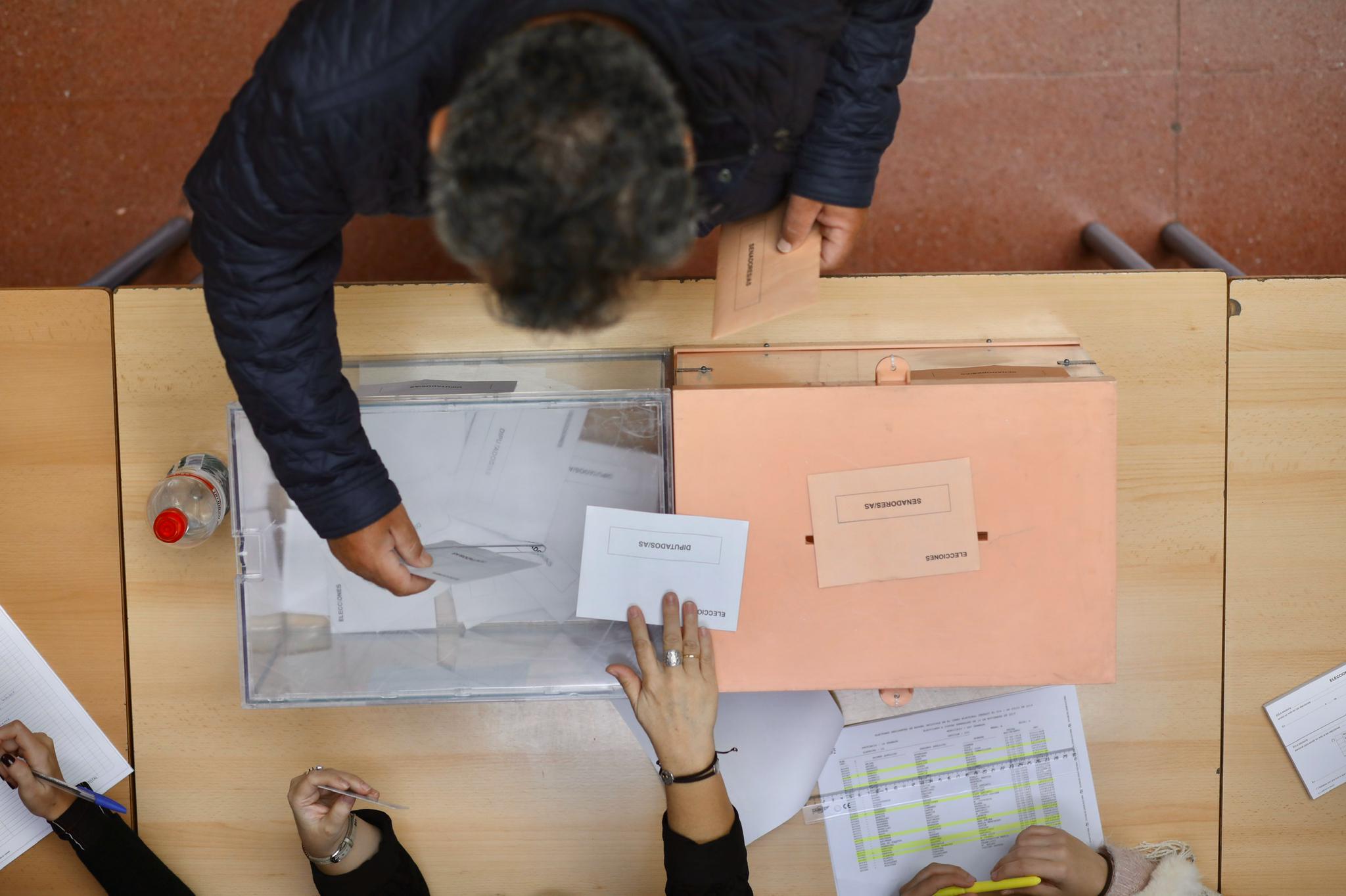 Desde las nueve de la mañana hasta las ocho de la tarde de este domingo, 775.007 granadinos podrán depositar en sus correspondientes mesas electorales -un total de 1.100- las papeletas con su sufragio al Congreso y el Senado