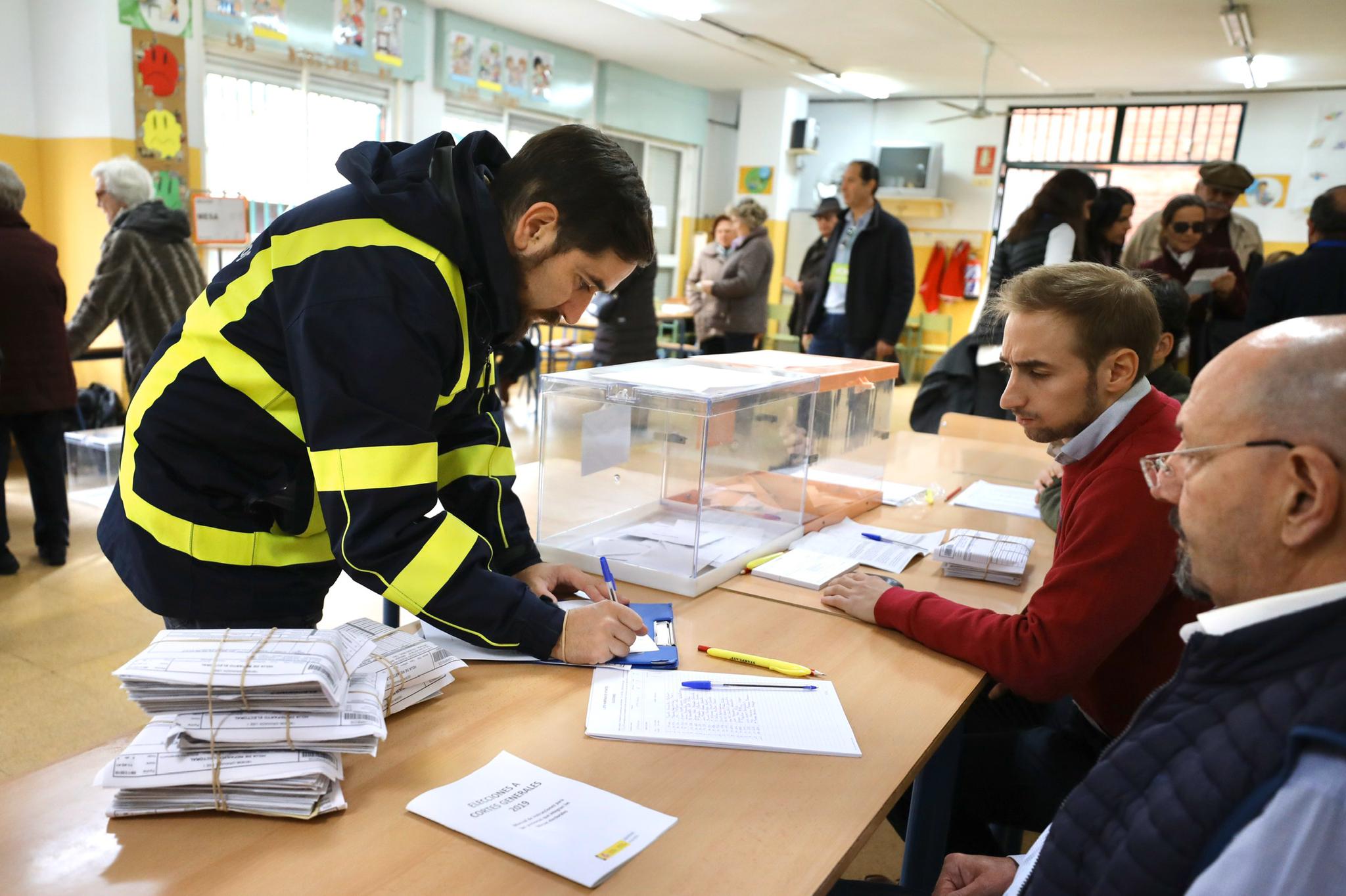 Desde las nueve de la mañana hasta las ocho de la tarde de este domingo, 775.007 granadinos podrán depositar en sus correspondientes mesas electorales -un total de 1.100- las papeletas con su sufragio al Congreso y el Senado