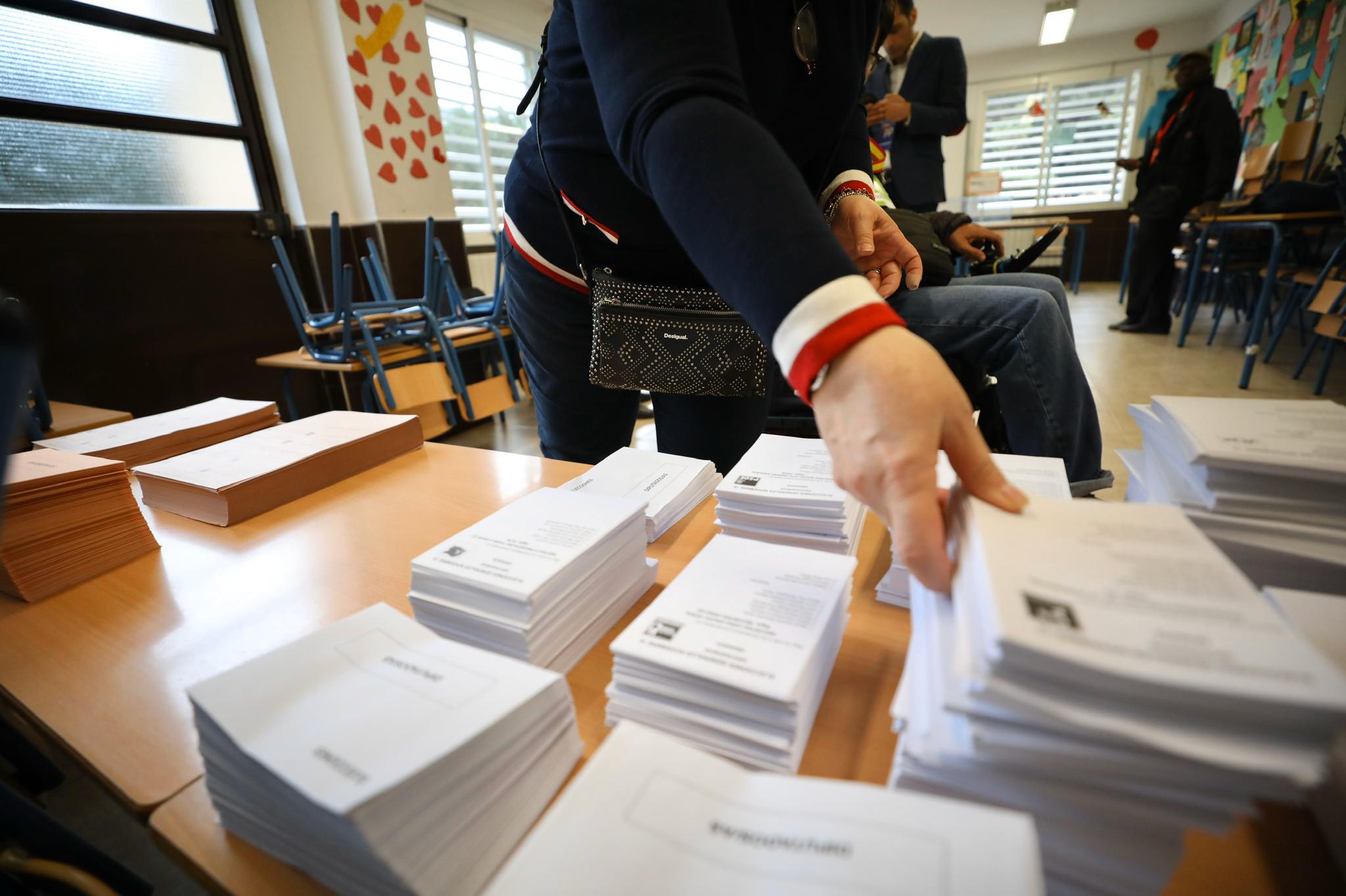 Desde las nueve de la mañana hasta las ocho de la tarde de este domingo, 775.007 granadinos podrán depositar en sus correspondientes mesas electorales -un total de 1.100- las papeletas con su sufragio al Congreso y el Senado