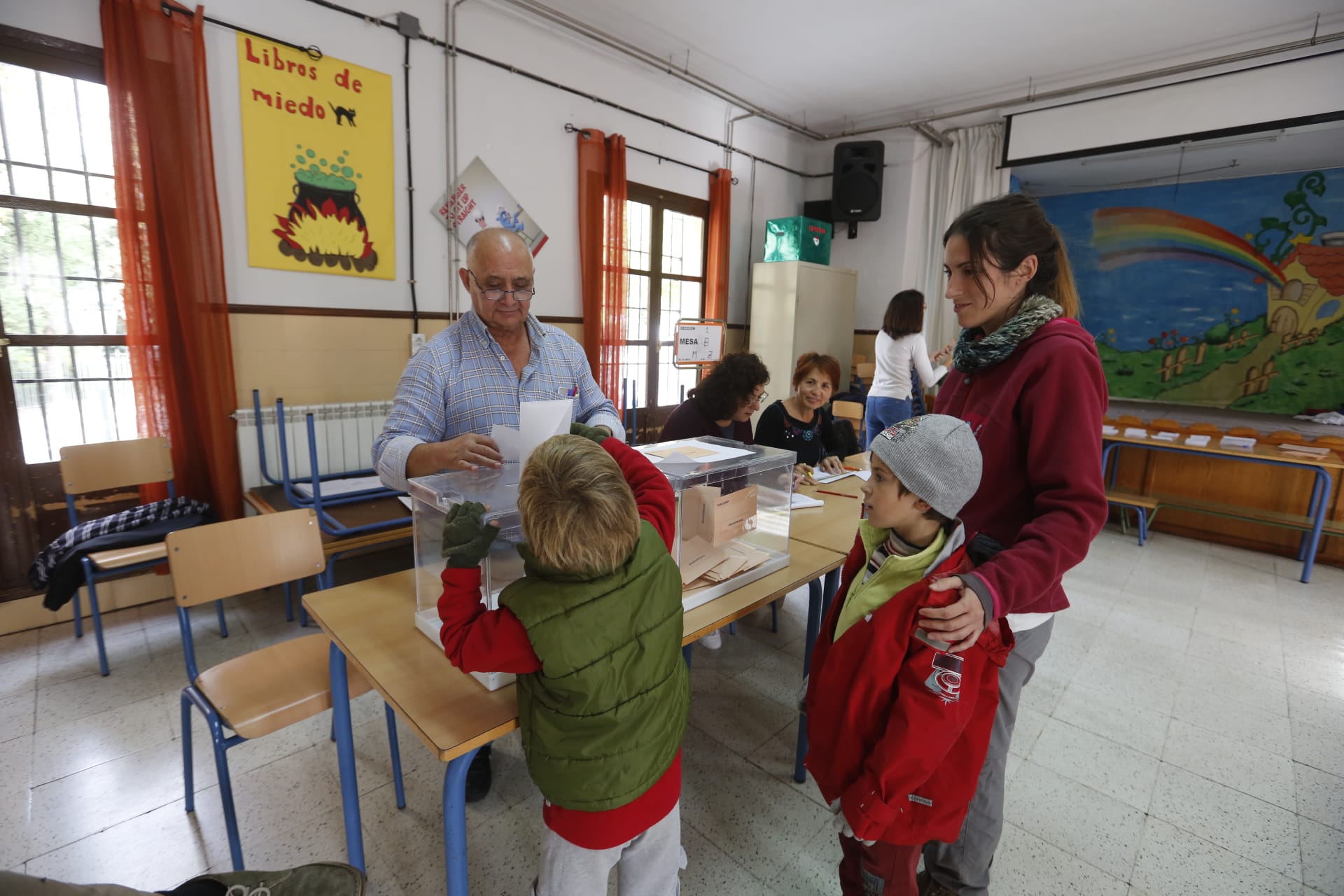 Desde las nueve de la mañana hasta las ocho de la tarde de este domingo, 775.007 granadinos podrán depositar en sus correspondientes mesas electorales -un total de 1.100- las papeletas con su sufragio al Congreso y el Senado