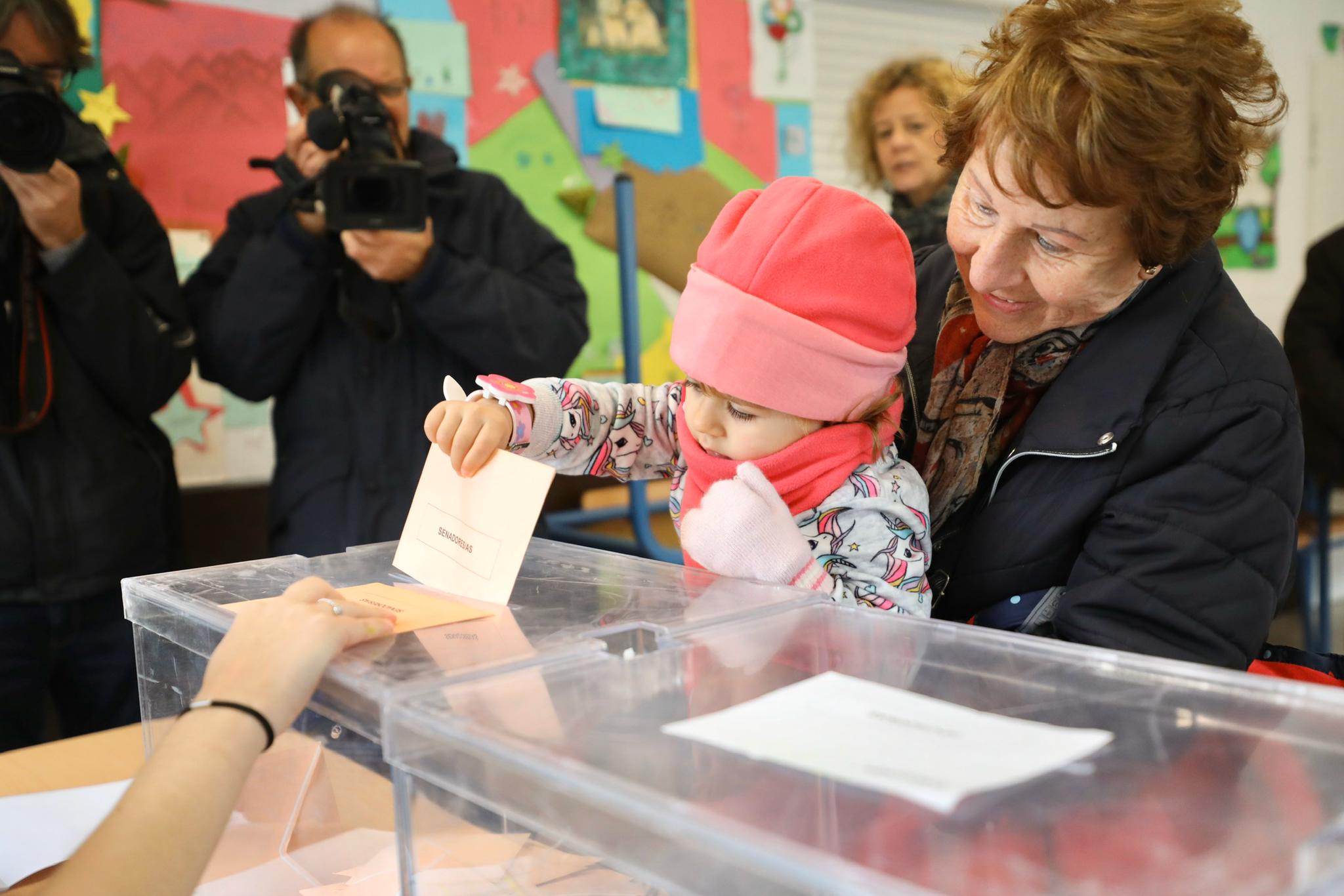 Desde las nueve de la mañana hasta las ocho de la tarde de este domingo, 775.007 granadinos podrán depositar en sus correspondientes mesas electorales -un total de 1.100- las papeletas con su sufragio al Congreso y el Senado