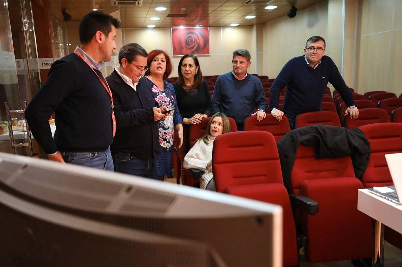 Mientras el PSOE y el PP se han reunido en sus sedes, Ciudadanos y Vox están siguiendo el recuento fuera