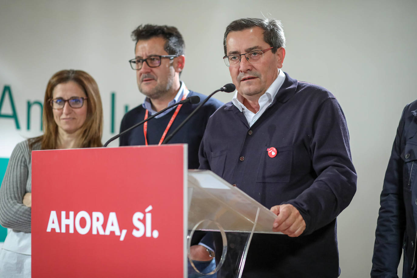 Mientras el PSOE y el PP se han reunido en sus sedes, Ciudadanos y Vox están siguiendo el recuento fuera