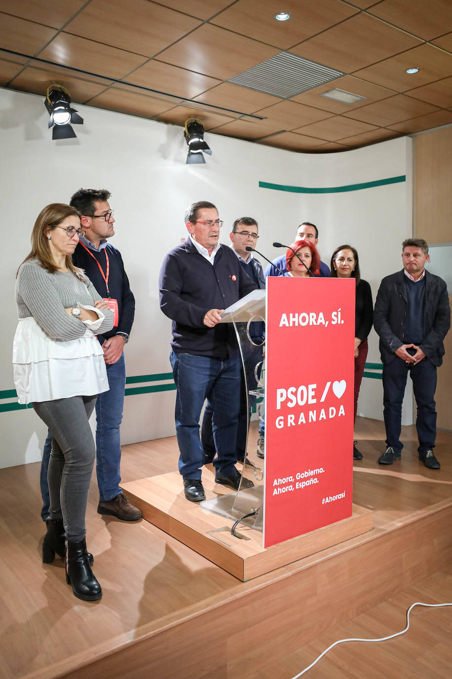 Mientras el PSOE y el PP se han reunido en sus sedes, Ciudadanos y Vox están siguiendo el recuento fuera