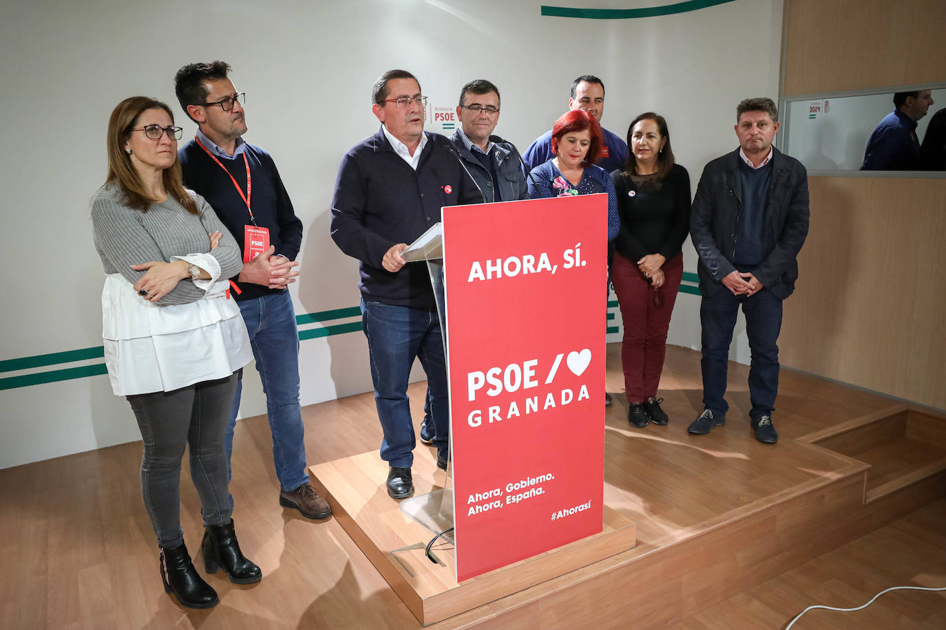 Mientras el PSOE y el PP se han reunido en sus sedes, Ciudadanos y Vox están siguiendo el recuento fuera