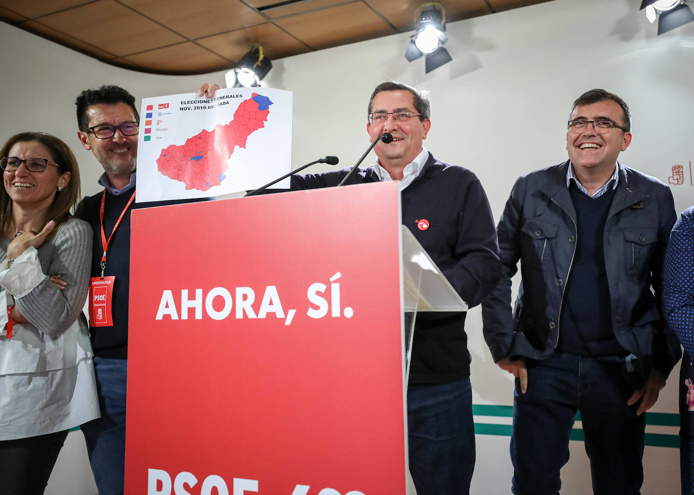 Mientras el PSOE y el PP se han reunido en sus sedes, Ciudadanos y Vox están siguiendo el recuento fuera