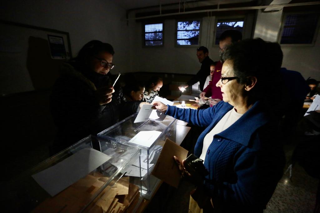 Apagón en el IES La Paz de la capital a últimas horas de la jornada electoral.