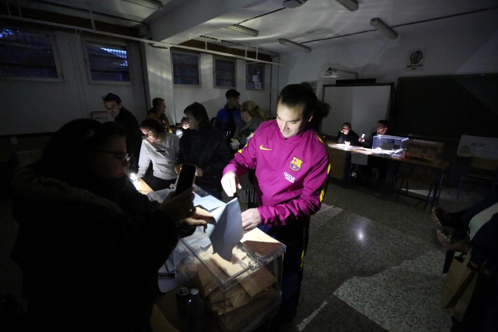 Apagón en el IES La Paz de la capital a últimas horas de la jornada electoral.