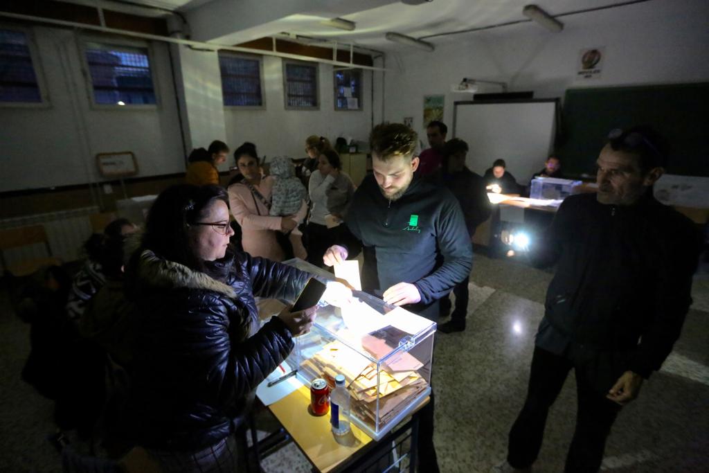 Apagón en el IES La Paz de la capital a últimas horas de la jornada electoral.