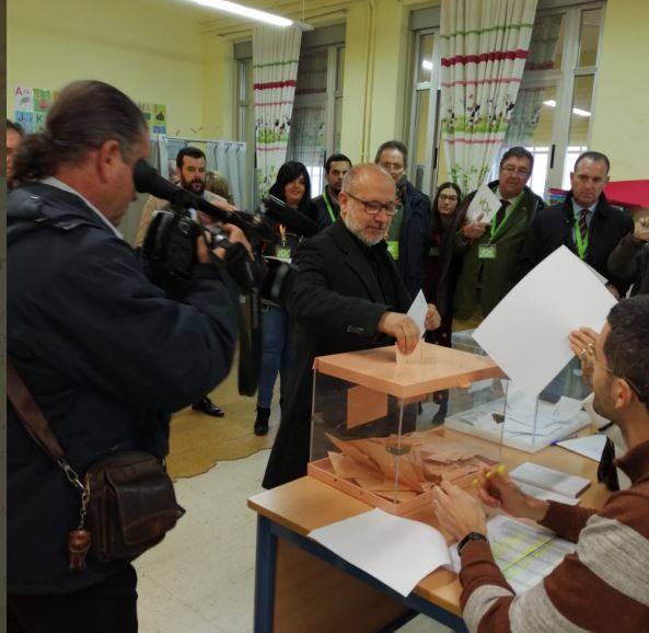 Candidatos al Congreso, al Senado y miembros de los partidos en general se van acercando a los colegios electorales en este 10-N