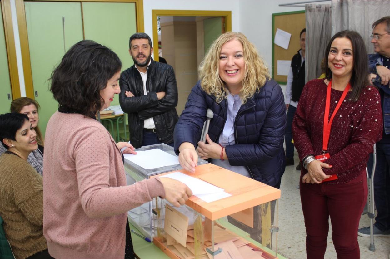 La secretaria general del PSOE de Motril, Flor Almón, votando en la jornada de ayer.