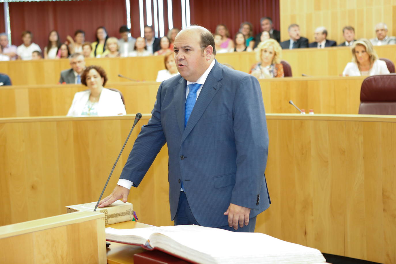 José Antonio Robles Rodríguez (PP): Nació en Güéjar Sierra en 1971. Fue elegido alcalde en 1999 y ha renovado el cargo en seis ocasiones, acumulando además mayorías absolutas. Es diputado provincial desde 2004. Fue portavoz del grupo popular en la Diputación entre 2008-2011 y 2015-2019. Ha sido vicepresidente segundo de la CorporaciónProvincial, desempeñando entre otras funciones la de diputado de Medio Ambiente, Bienestar Social yFamilia.