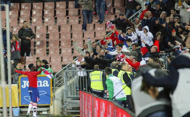 Isaac Success celebra uno de los goles que consiguió el Granada frente al Athletic en la única victoria tras el parón de noviembre en la etapa moderna en Primera. 