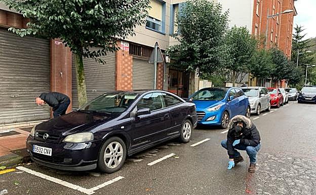 Agentes de la Policía Nacional buscan el arma empleada en el crimen cometido en Mieres (Asturias).