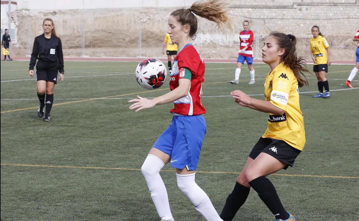 Lauri controla un balón en el partido ante el Santa Teresa. 