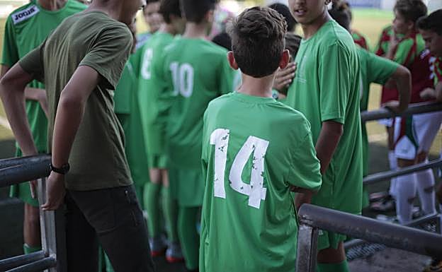 Los padres, de nuevo tristes protagonistas del fútbol base con los niños por testigos. 