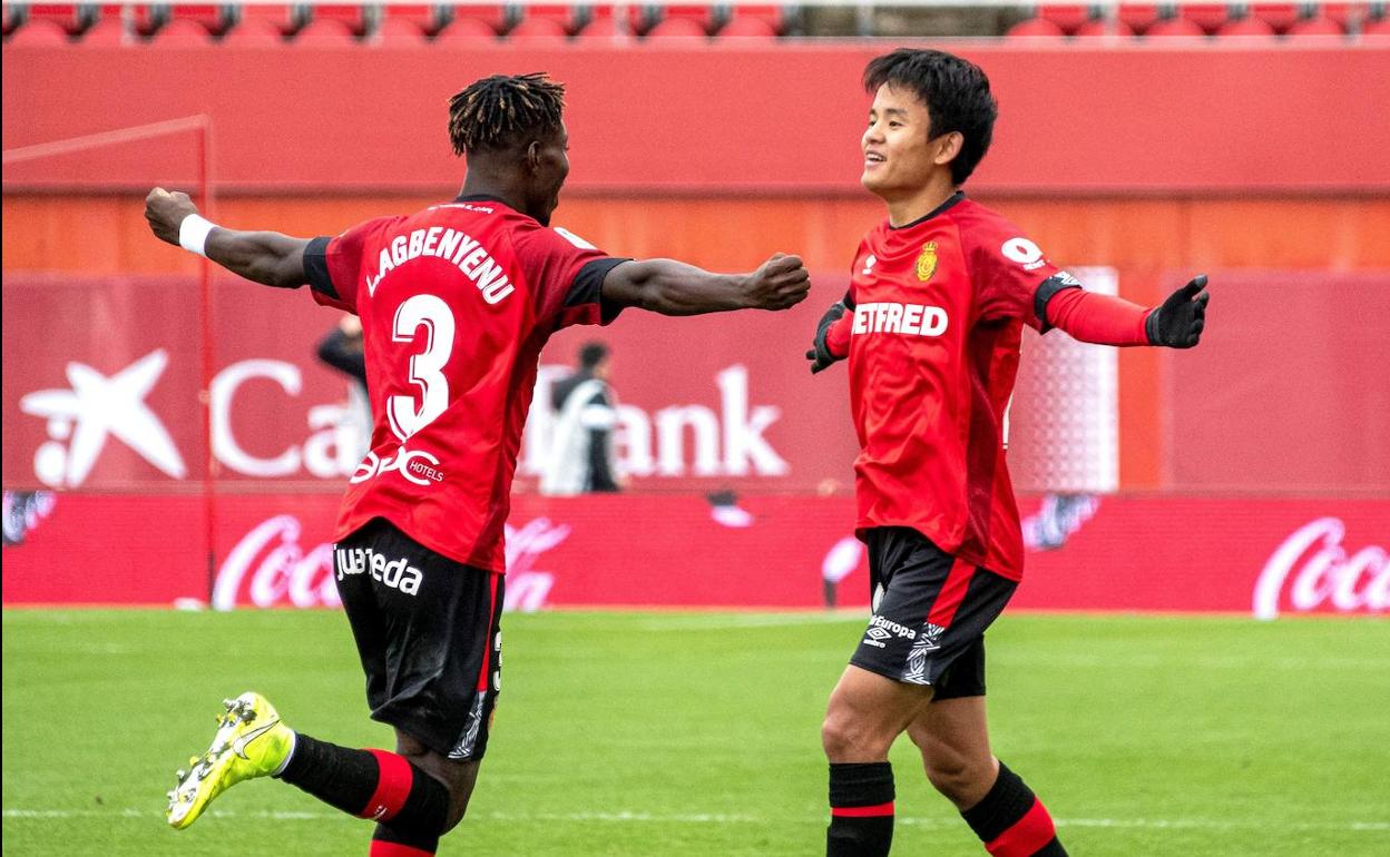 Take Kubo celebra con Lumor su golazo al Villarreal. 