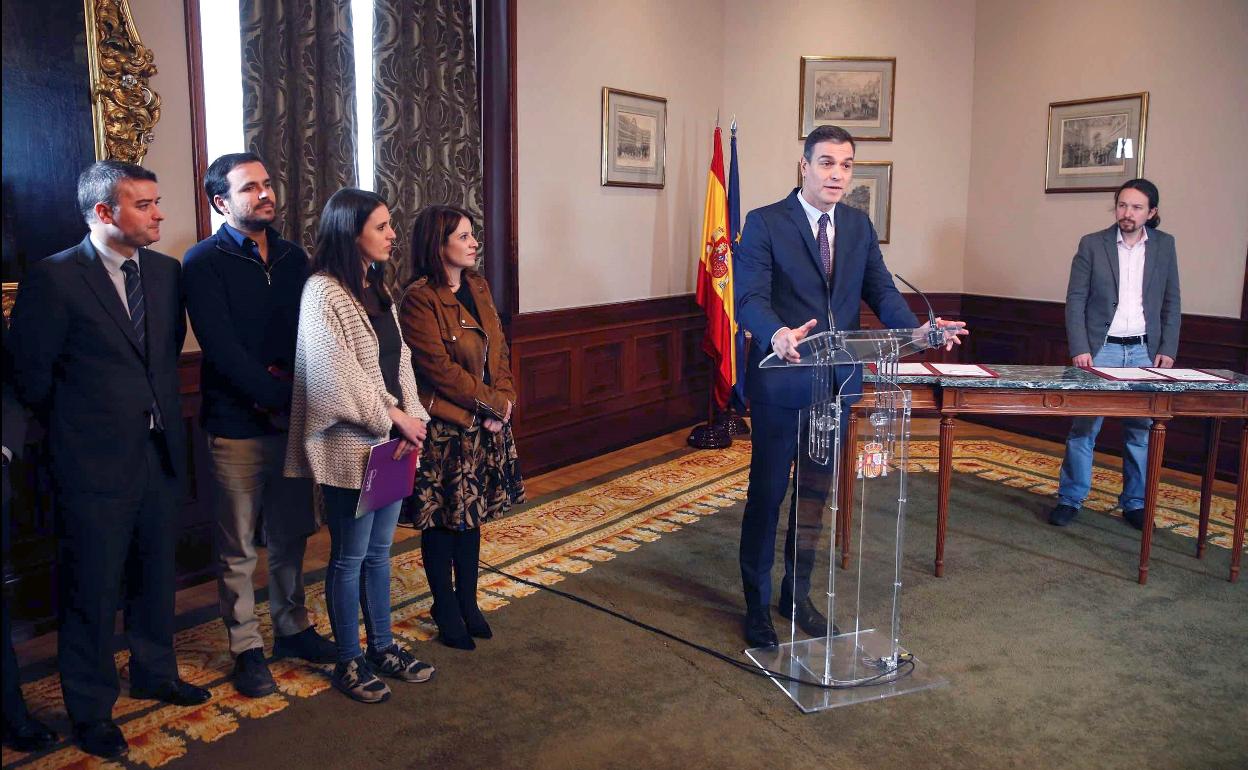 Iván Redondo, Alberto Garzón, Irene Montero y Adriana Lastra siguen la intervención de Pedro Sánchez, en presencia de Iglesias.