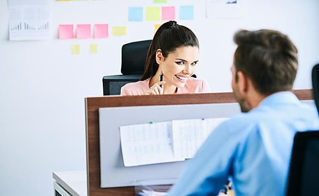 Los enamoramientos no son raros en las empresas, donde se comparten muchas horas y problemas.