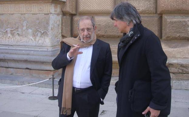 Siza y Santos en el palacio de Carlos V.