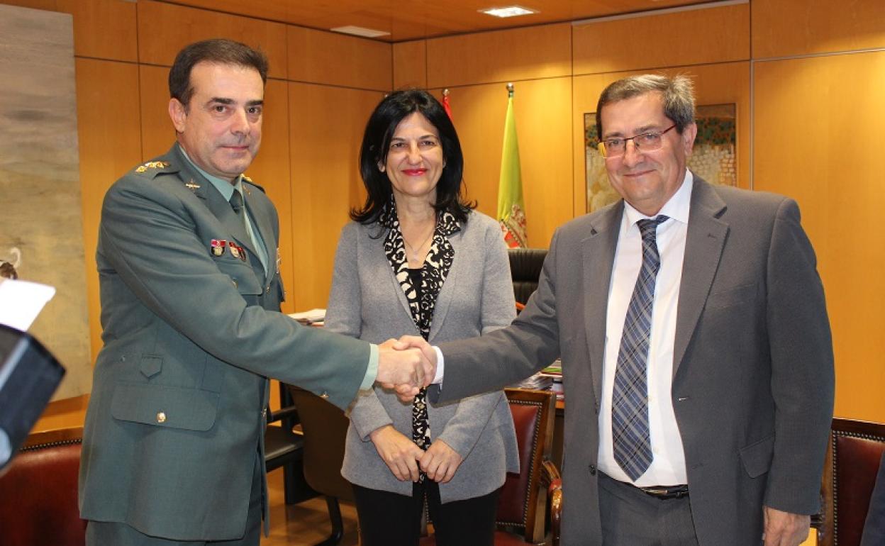 Guardia Civil y Diputación de Granada firman un acuerdo de colaboración para realizar obras en acuartelamientos de la provincia