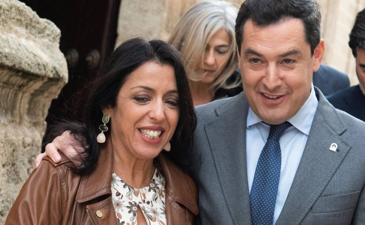 Juanma Moreno, a la derecha, con Marta Bosquet (Cs). 