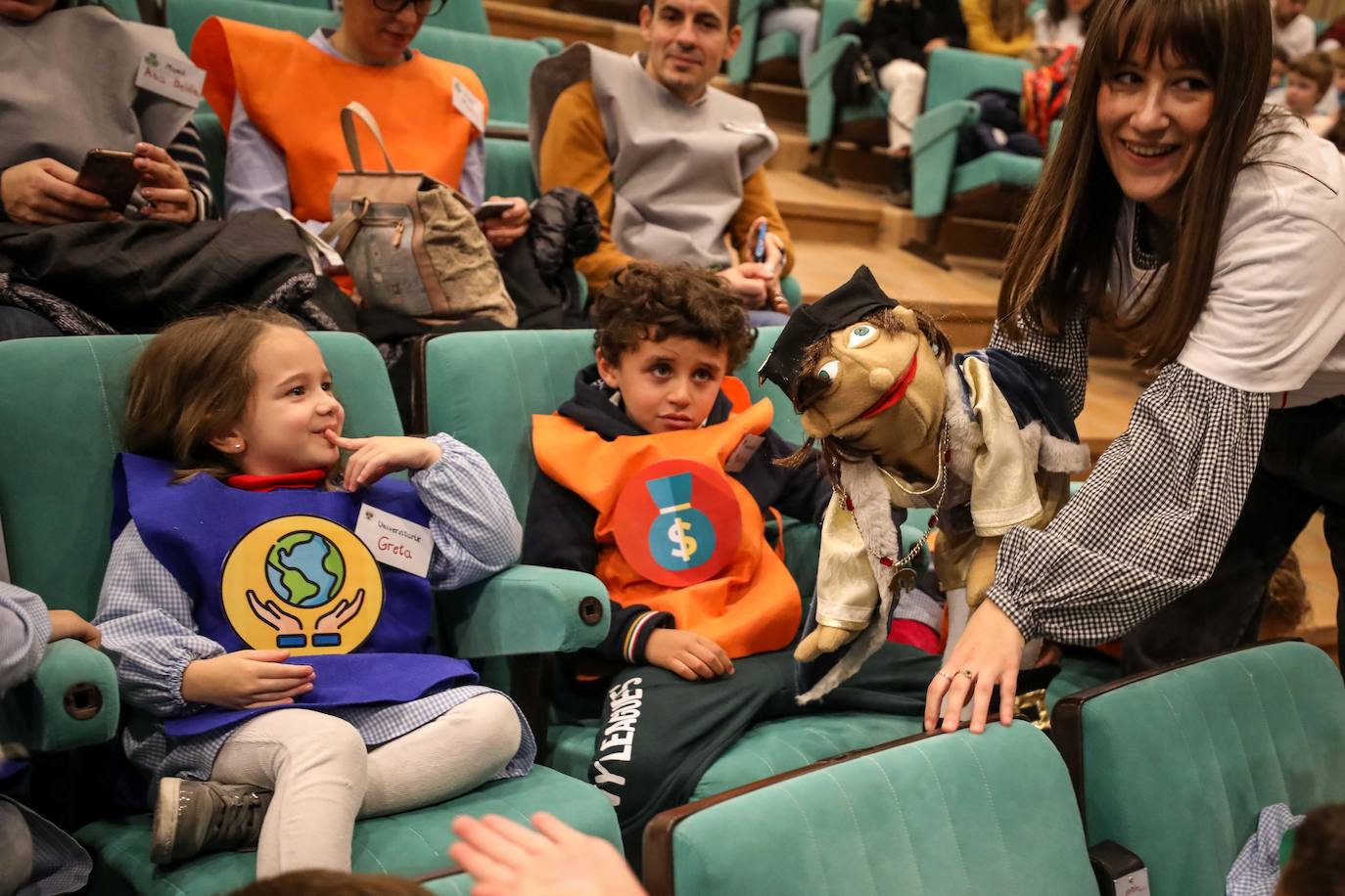 La Universidad granadina desarrolla un proyecto de innovación docente en el que recibe a más de cien niños que conocen el mundo universitario con divertidas actividades y un cuento 