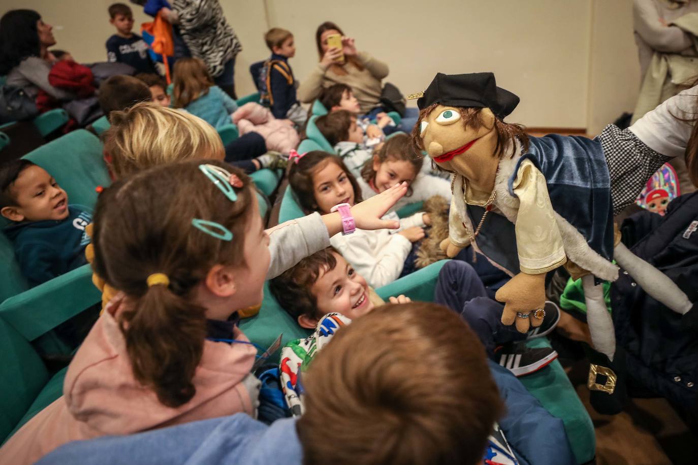 La Universidad granadina desarrolla un proyecto de innovación docente en el que recibe a más de cien niños que conocen el mundo universitario con divertidas actividades y un cuento 