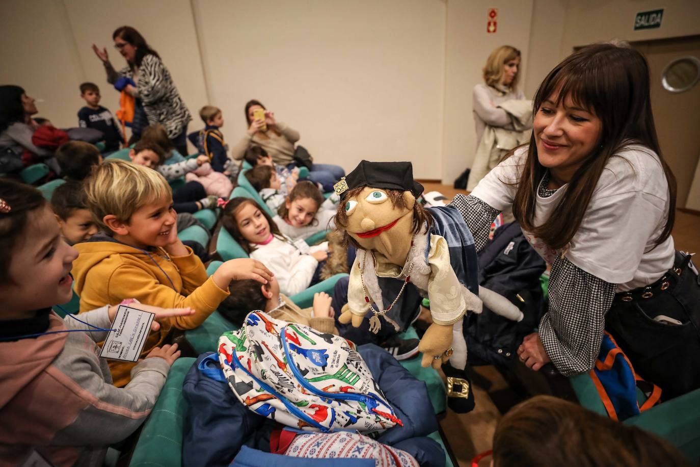 La Universidad granadina desarrolla un proyecto de innovación docente en el que recibe a más de cien niños que conocen el mundo universitario con divertidas actividades y un cuento 