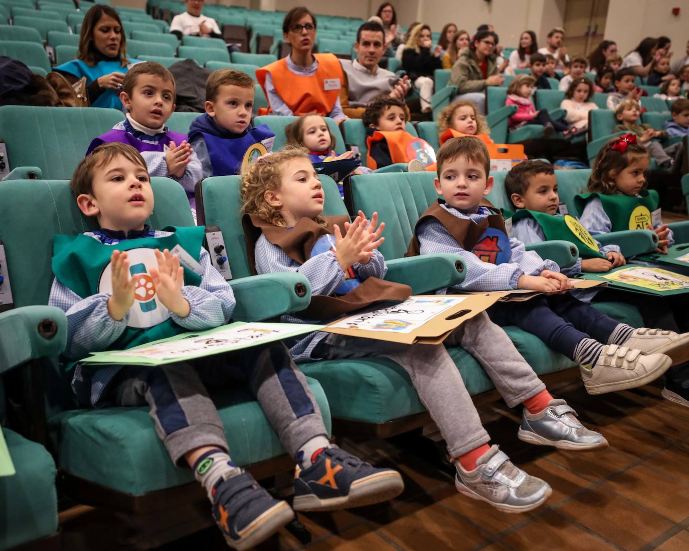 La Universidad granadina desarrolla un proyecto de innovación docente en el que recibe a más de cien niños que conocen el mundo universitario con divertidas actividades y un cuento 