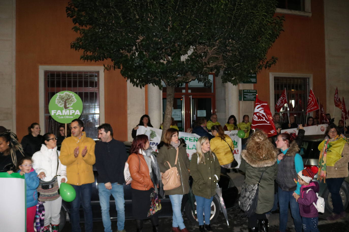 Cientos de personas se han echado a la calle convocadas por la FAMPA Los Olivos para exigir a la Junta de Andalucía que se reestablezca el servicio de comedor en los 37 centros escolares jienenses que llevan más de un mes sin él. Apoyados por sindicatos y otros colectivos educativos, los padres y madres de escolares jienenses han defendido también la escuela rural y han pedido que se mejore la calidad de la enseñanza pública 