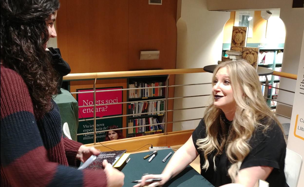 Leigh Bardugo habla con una fan durante la firma de libros en Barcelona.