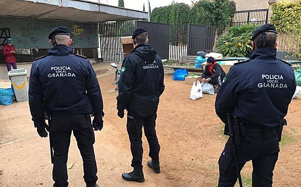 Granada | La Policía levanta un asentamiento de indigentes en San Jerónimo