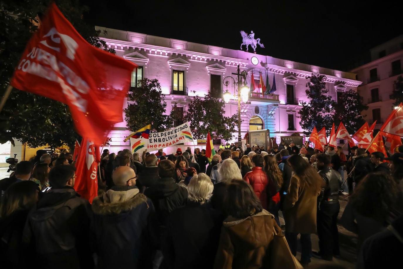 Marcha en Granada para pedir la renuncia de la presidenta interina Jeanine Áñez y el retorno del líder Morales