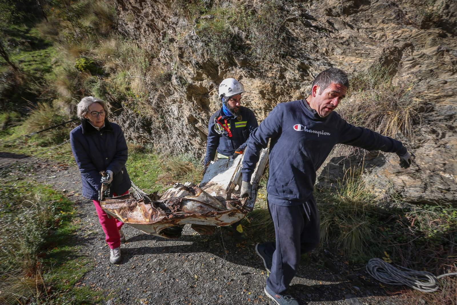 Bomberos y miembros del Batallón Basurista recuperan un vehículo abandonado en la Vereda de la Estrella