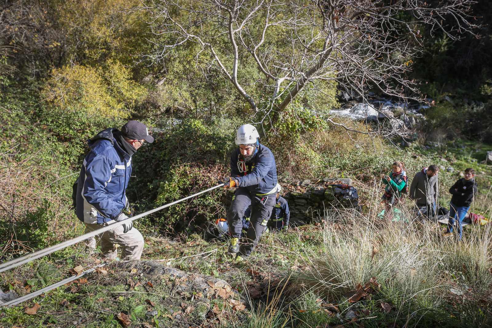 Bomberos y miembros del Batallón Basurista recuperan un vehículo abandonado en la Vereda de la Estrella