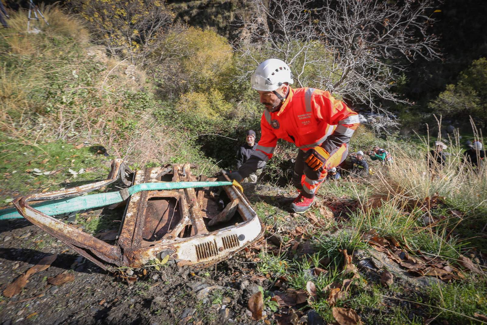 Bomberos y miembros del Batallón Basurista recuperan un vehículo abandonado en la Vereda de la Estrella