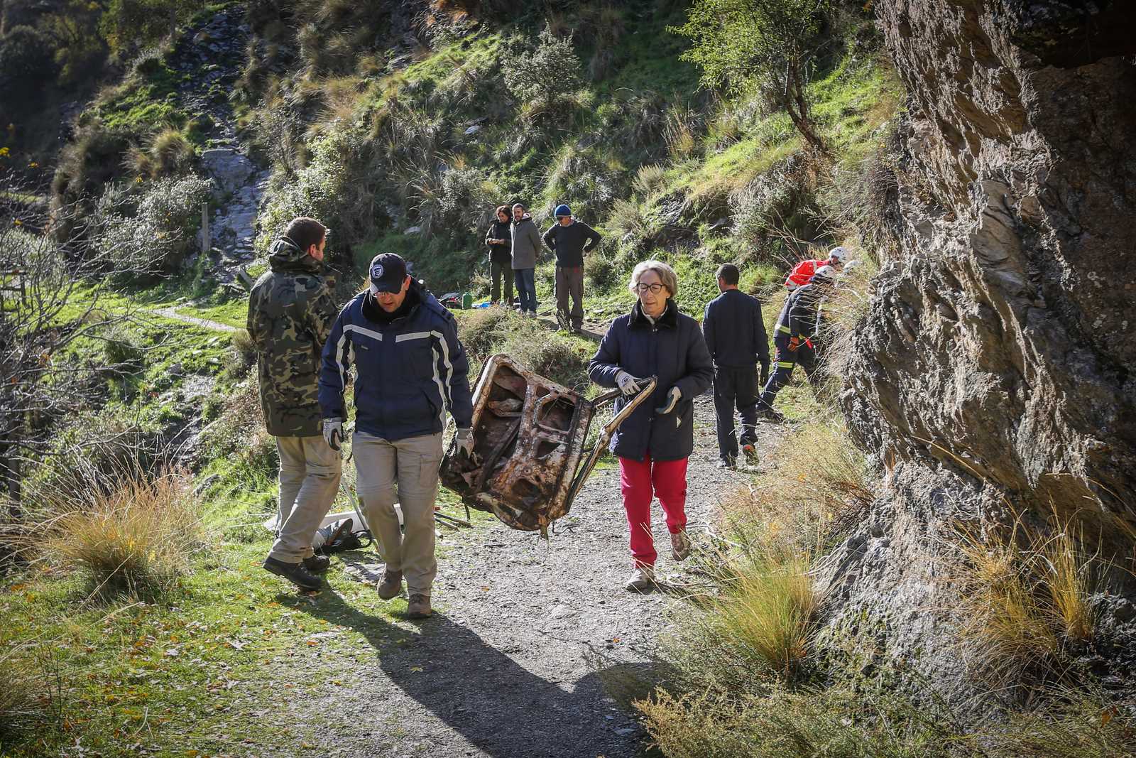 Bomberos y miembros del Batallón Basurista recuperan un vehículo abandonado en la Vereda de la Estrella