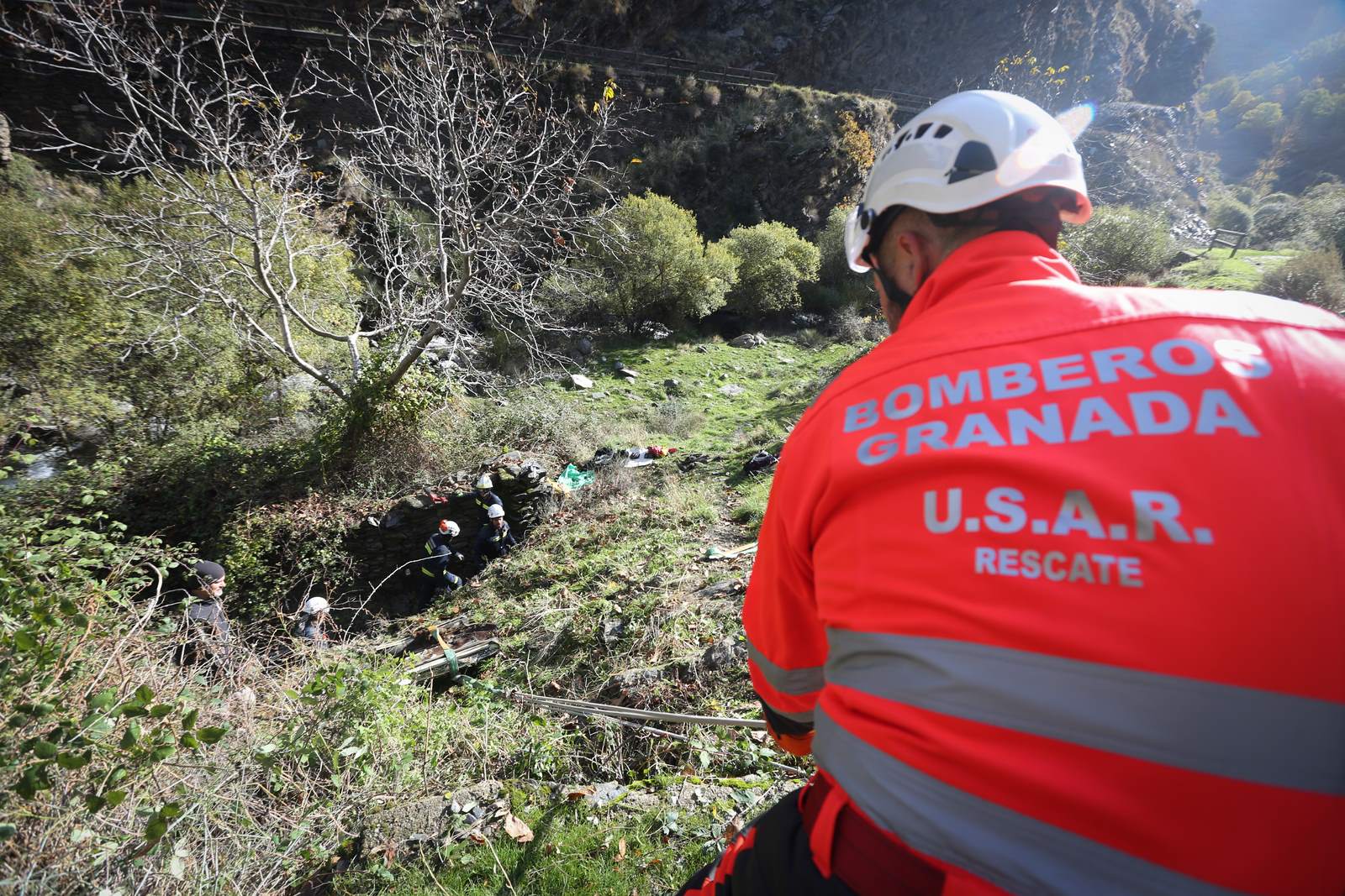 Bomberos y miembros del Batallón Basurista recuperan un vehículo abandonado en la Vereda de la Estrella