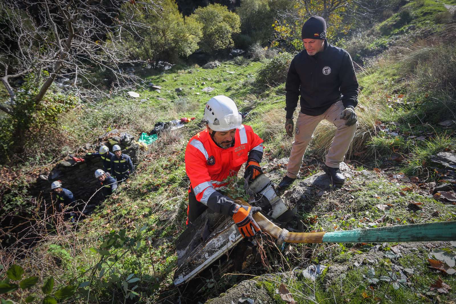 Bomberos y miembros del Batallón Basurista recuperan un vehículo abandonado en la Vereda de la Estrella